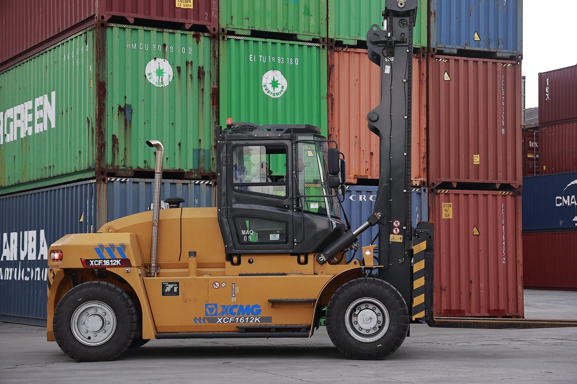 Empilhadeira XCMG XCF1612K a combustão em terminal de contêineres